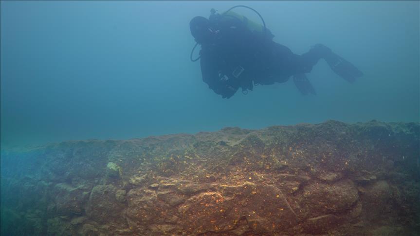 Ruinas de un castillo de 3.000 años son halladas en un lago turco