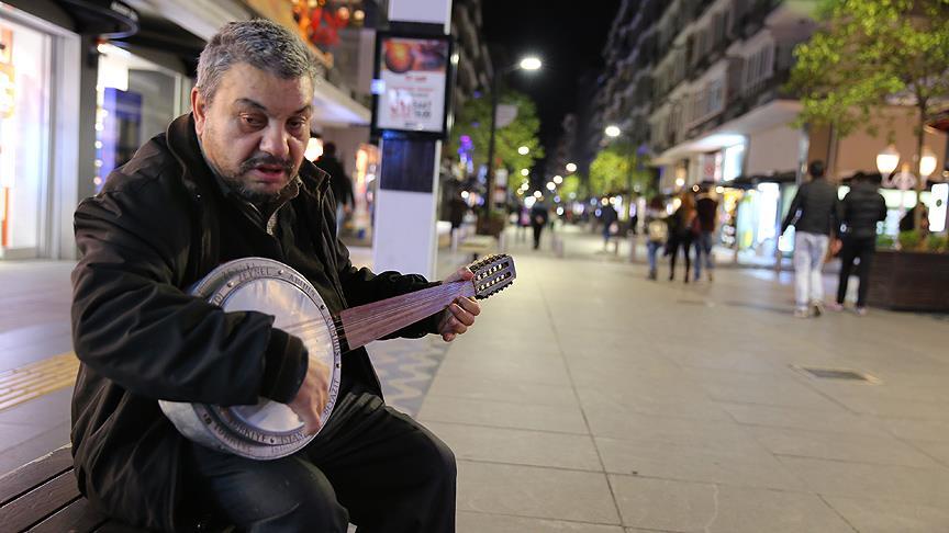 'Cümbüş Hasan' 40 yıldır sokaklarda şarkı söylüyor