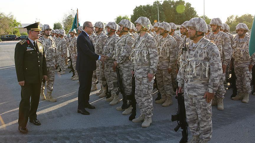 Les soldats turcs au Qatar munis du fusil national MPT-76
