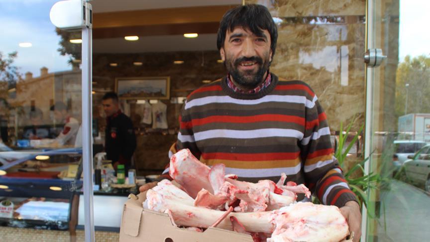 Ekmeğini kemikten çıkarıyor