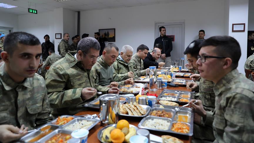 Başbakan Yıldırım, Dağlıca'da askerlerle yemek yedi
