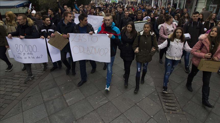 U Zenici obilježen Dan srednjoškolaca: Performansom s koferima upozorili na odlazak mladih 