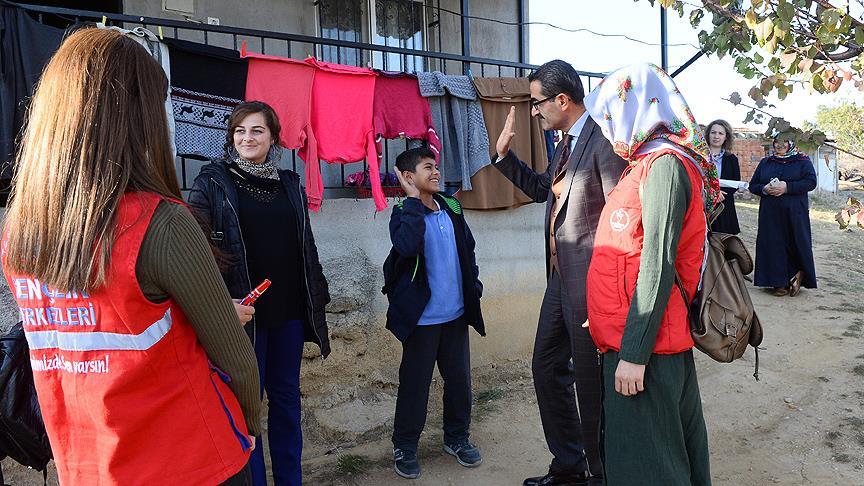 Yetim çocuklara gençlerin sevgi eli uzanıyor