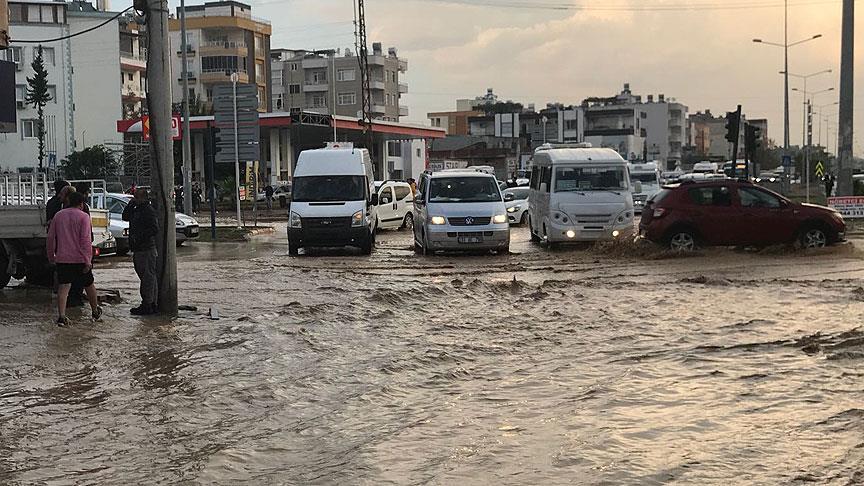 Mersin'de şiddetli yağış ve dolu etkili oldu