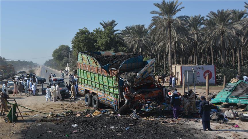 Pakistan: Truck overturns onto van killing 20