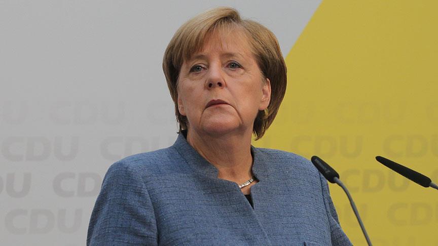 Almanya Başbakanı Merkel'e istifa çağrısı