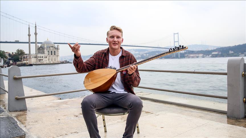Turquie / Antalya : Le jeune allemand Raaba, du bénévolat au bağlama 