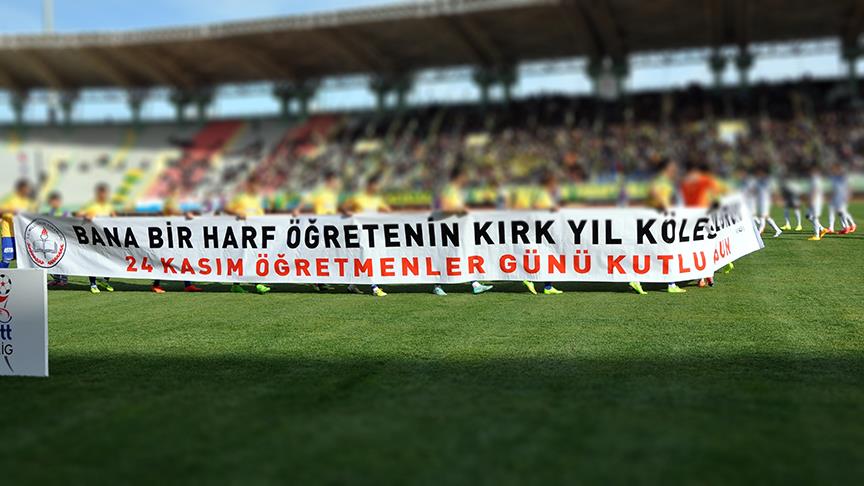 Futbolcular 'Öğretmenler Günü' pankartlarıyla sahaya çıkacak