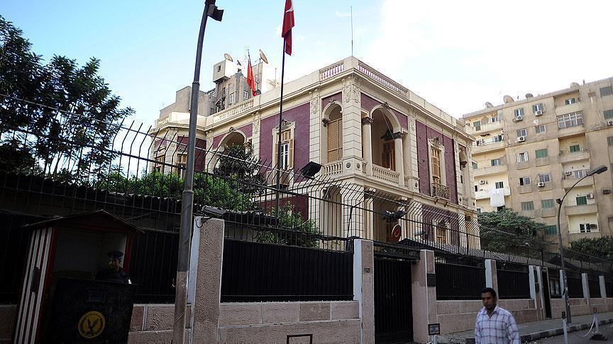 السفارة التركية بالقاهرة تنكس علمها حدادا على ضحايا هجوم سيناء