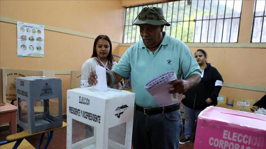 Honduras ha escrutado el 57% de las mesas de comicios presidenciales
