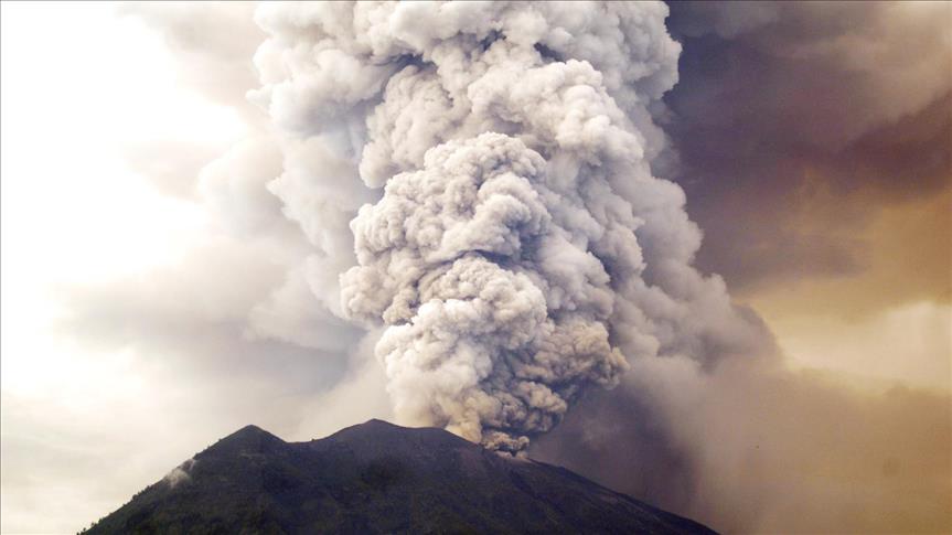 Gempa tremor besar, Gunung Agung mulai lontarkan batu