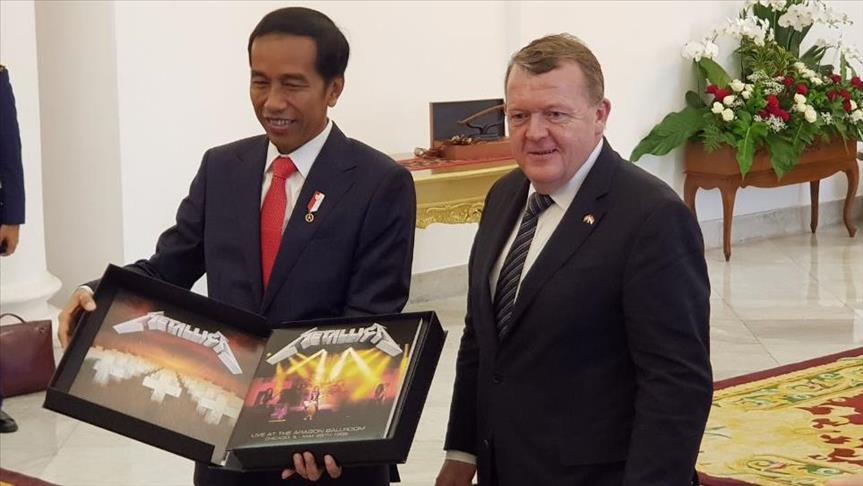 Presiden Joko Widodo dihadiahi piringan hitam Metallica