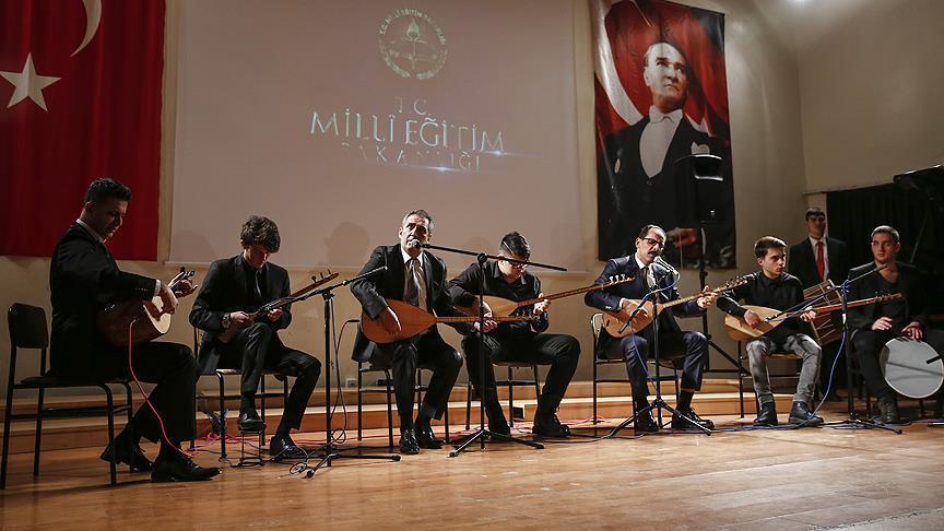 Turquie: Ibrahim Kalin interprète des chansons traditionnelles à l'école des beaux-arts