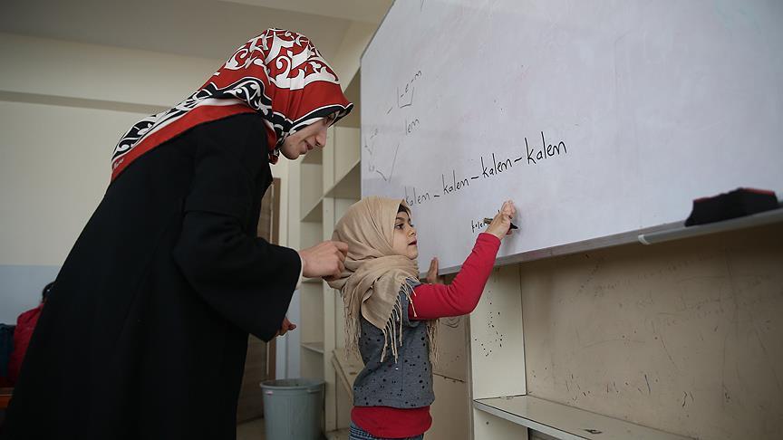 Suriyeli çocukları el birliğiyle geleceğe hazırlıyorlar