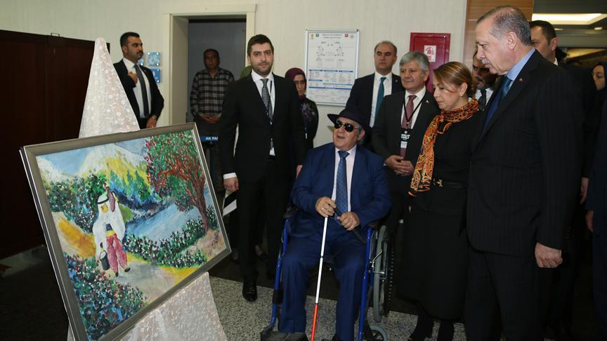 Erdoğan, görme engelli ressam Armağan'ın sergisini gezdi