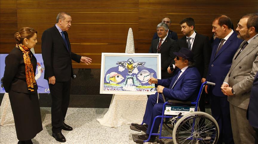 Erdogan visite une exposition d’un peintre turc non-voyant 