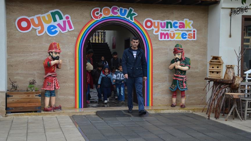 Cocuklar Muzede Kendi Oyuncagini Yapiyor