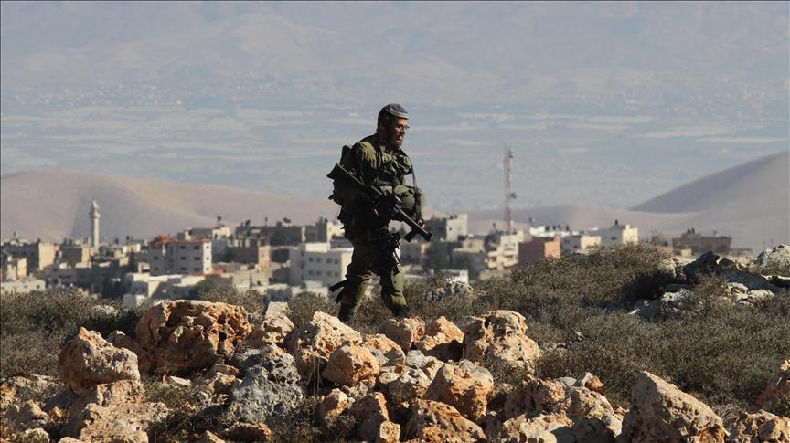 Des colons armés ferment l'entrée de la ville de Beita en Cisjordanie