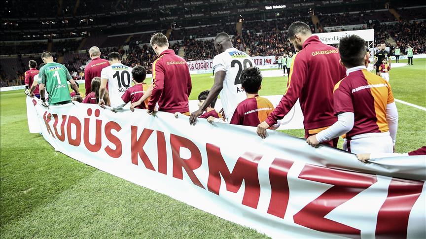 Turkish footballers display pro-Palestine banners