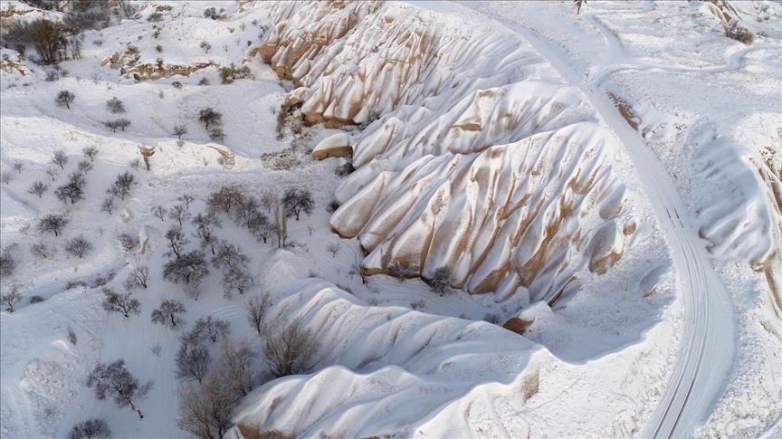 Wisatawan terpesona salju Cappadocia