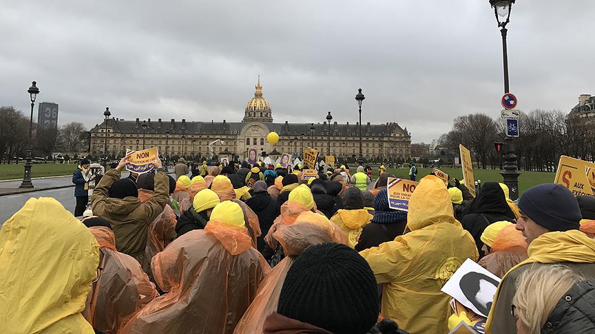 İran muhalefeti Paris'te gösteri düzenledi