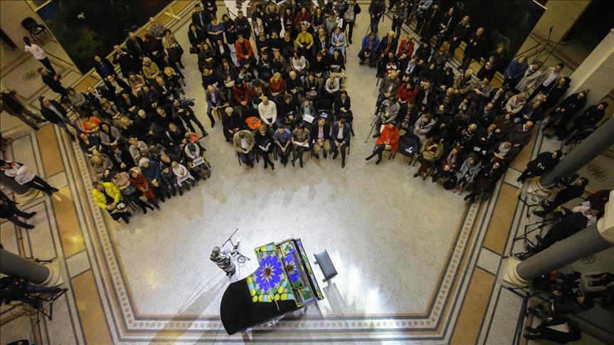 Bosnian students try Guinness world record piano feat