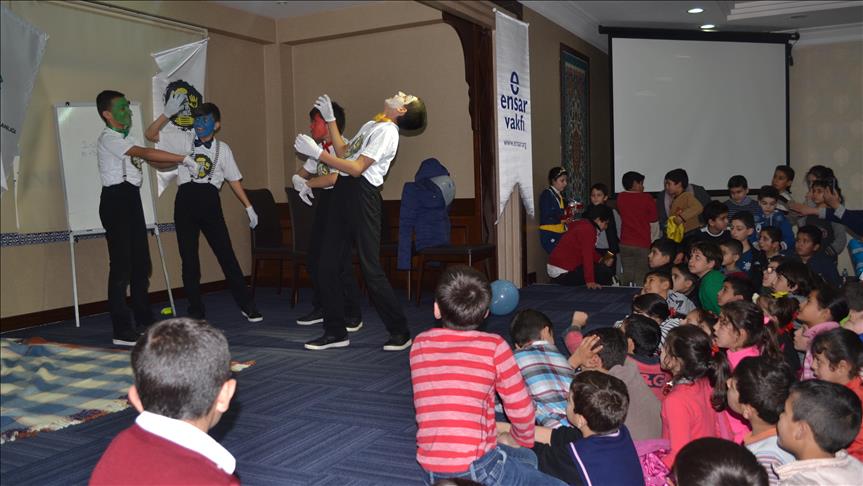 کودکان ناشنوای ترکیه ای برای کودکان سوری نمایش اجرا کردند