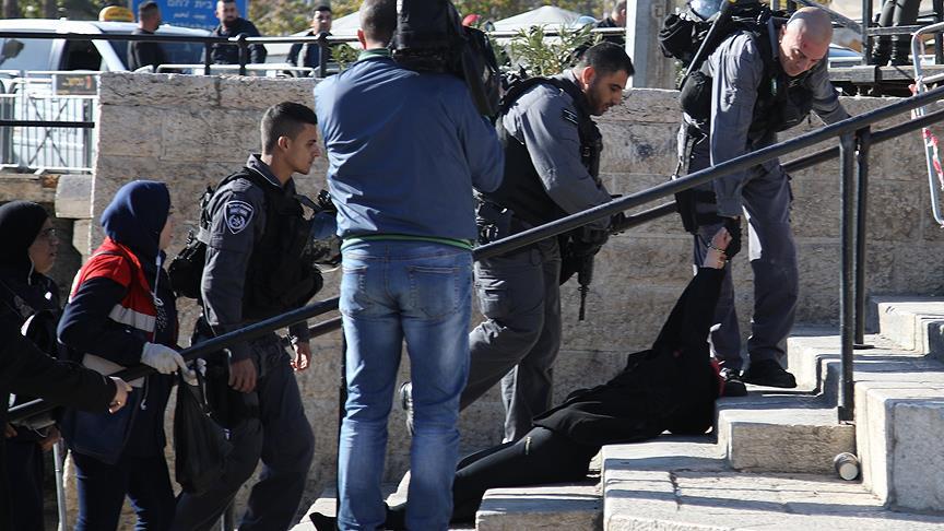 За време на протестите во Кудс: Израелската полиција нападна и по земја влечеше Палестинка 