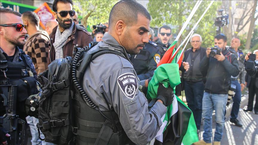 Jérusalem: La police israélienne attaque des enfants avec des drapeaux palestiniens 