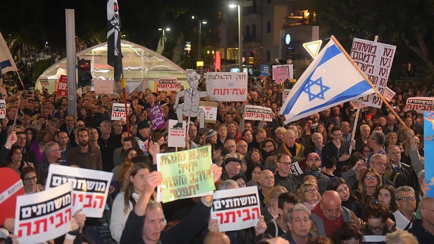 Thousands protest Netanyahu for corruption in Tel Aviv