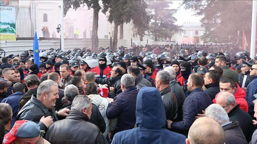Тирана: Неколкумина повредени во судир меѓу полицијата и приврзаниците на опозицијата