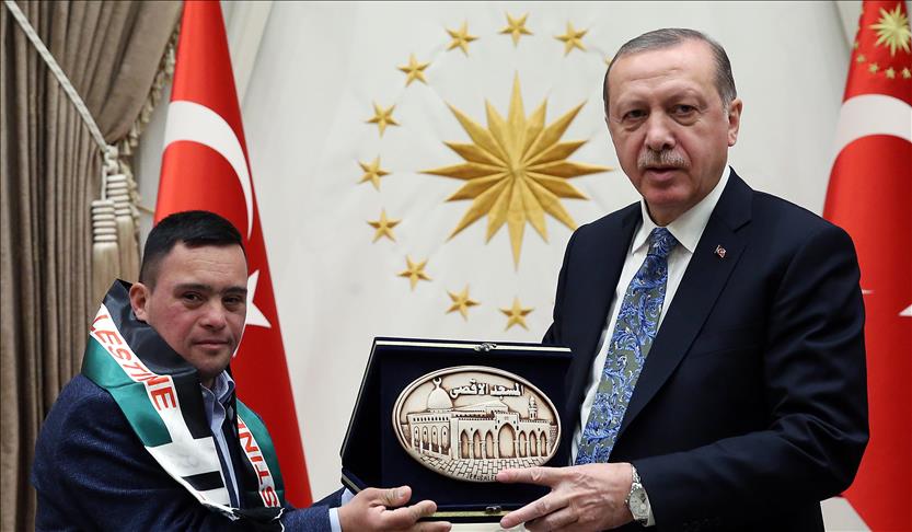 Turquie: Erdogan reçoit le jeune palestinien trisomique Mohammed