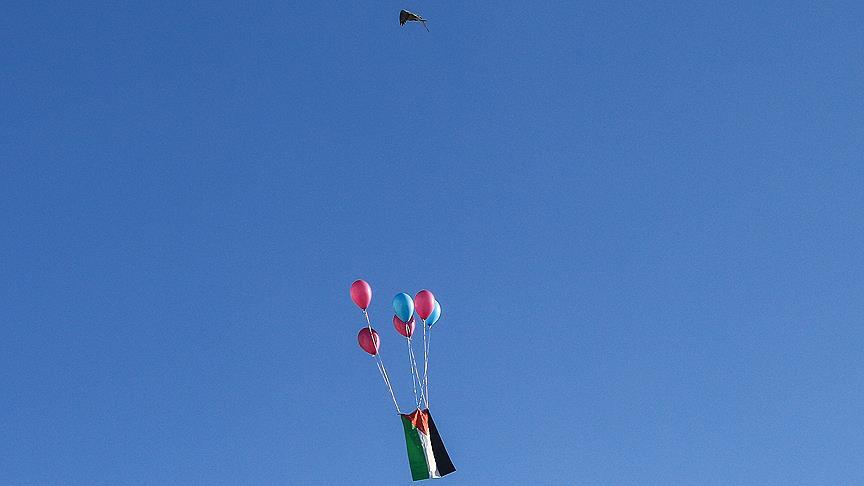 Kudus Te Bayrak Savasi Suruyor