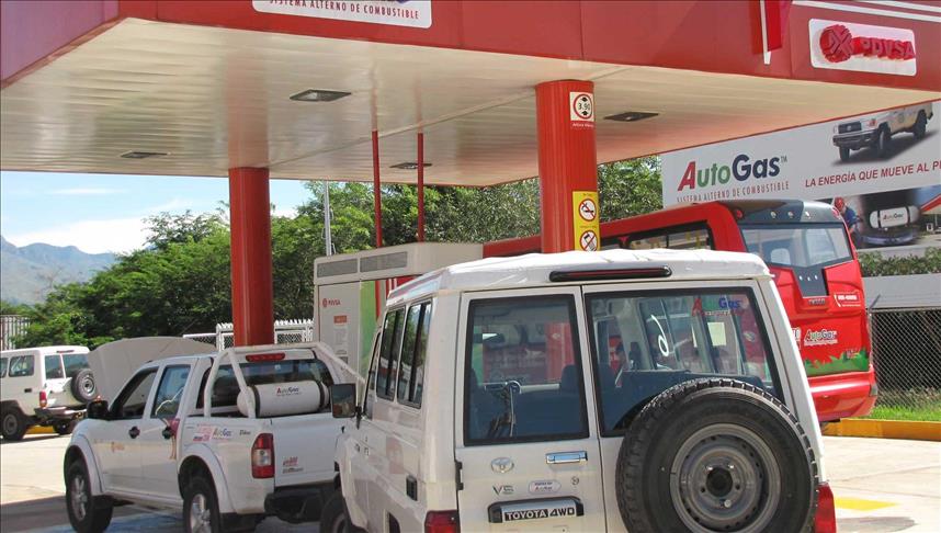 En Venezuela hacen filas de hasta cinco días para comprar gasolina