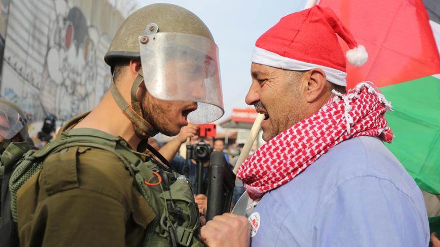 İsrail askerleri 'Noel Baba'lı gösterilere müdahale etti