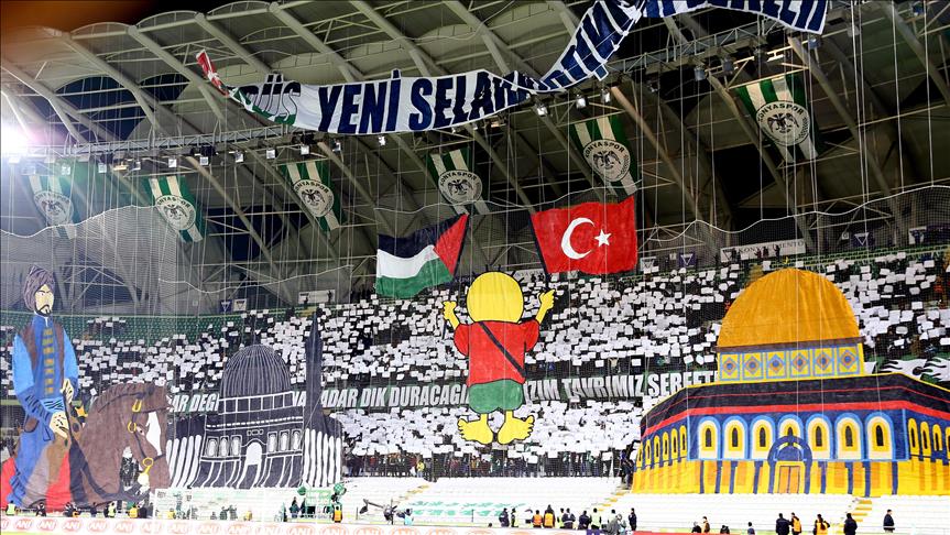 Au stade turc Konyaspor: Saladin enfourchant son cheval défendant Jérusalem