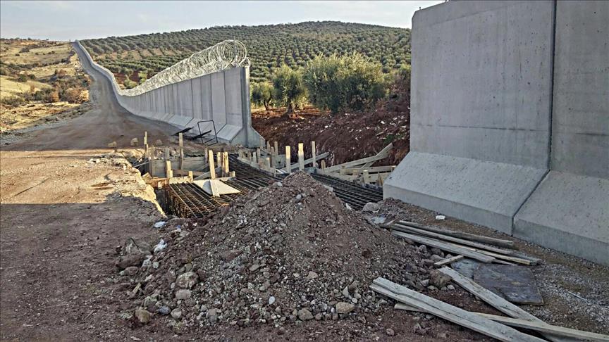 В Турции достраивают модульную стену вдоль границы с Сирией