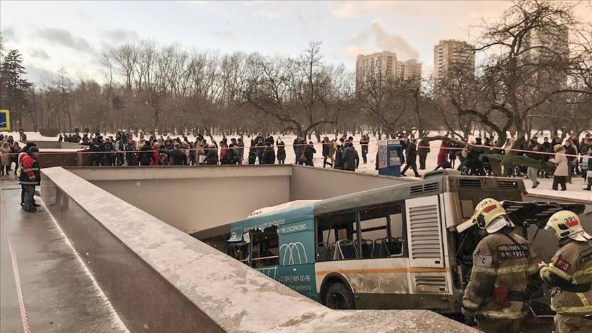 Al menos cinco muertos deja choque de bus en estación de tren en Moscú