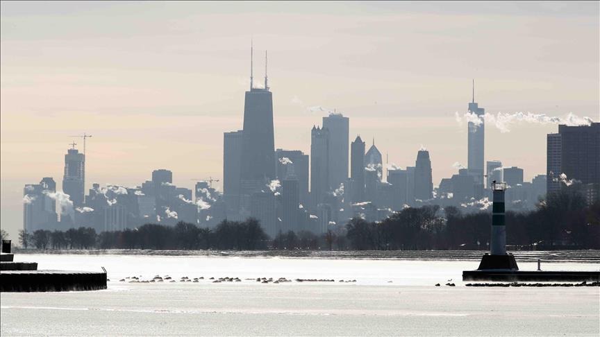 Chicago rrethohet nga akulli, banorët paralajmërohen për rrezikun e ngricave