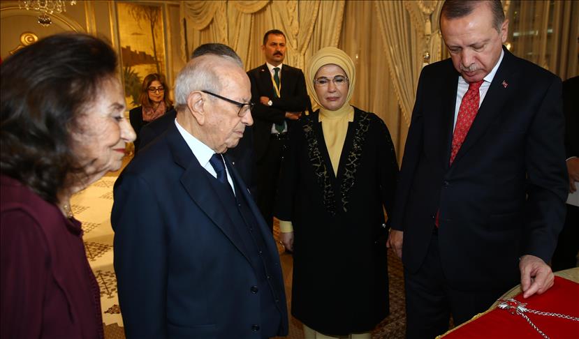 Caïd Essebsi décore Erdogan de l’ordre de la République 