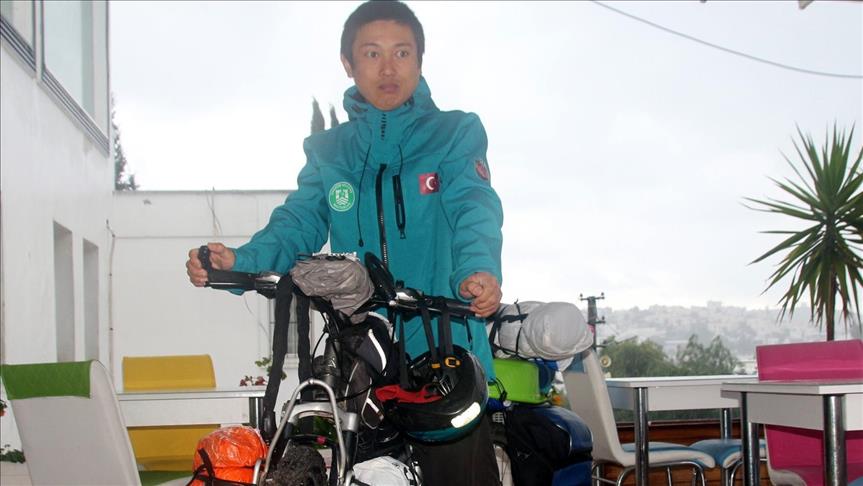 Japanese cyclist arrives in Turkish Aegean
