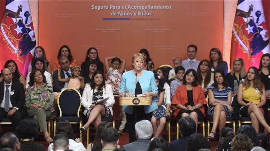 Bachelet firma una ley que da beneficios a padres de niños enfermos