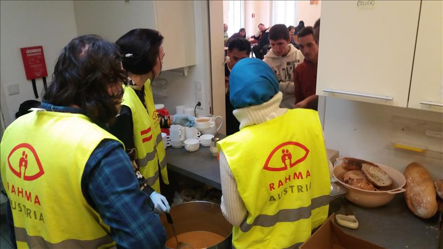 حمایت مسلمانان اتریش از نیازمندان با توزیع غذای گرم
