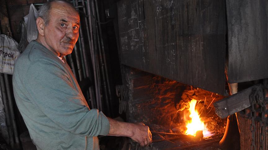 Turhan ustanın demirle 65 yıllık dostluğu
