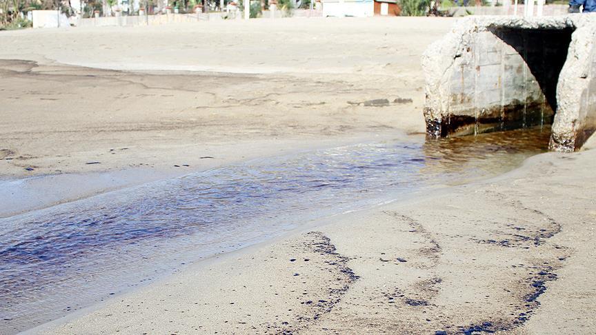 Alanya'da Kleopatra Plajı'na kalorifer yakıtı aktı