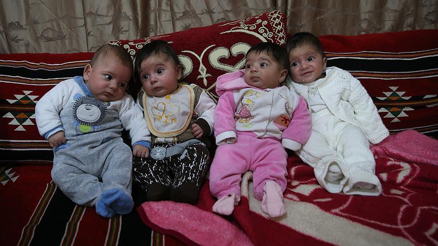 Suriyeli aile Türkiye sevgisini dördüzlerinde yaşatıyor 