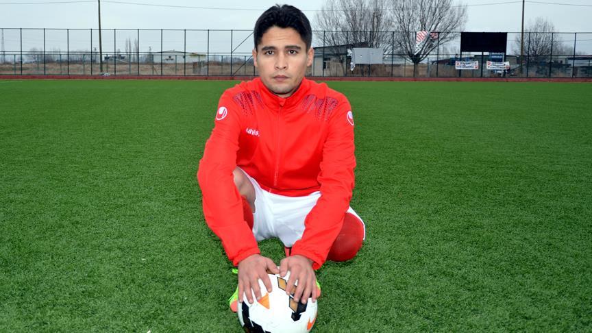 Balona röveşata atmaya çalışan genç futbolculuk hayaline kavuştu