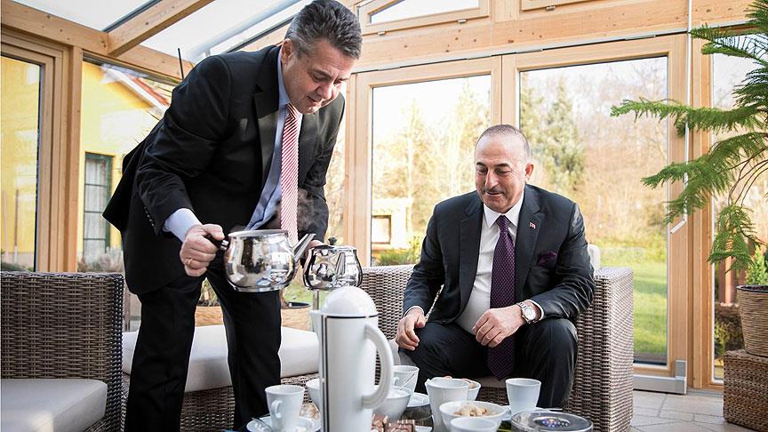Alman Bakan, mevkidaşı Çavuşoğlu'na Türk çayı ikram etti