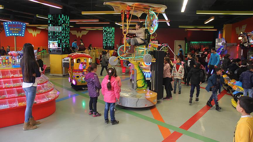 Suriyeli 100 yetim çocuk hayatlarında ilk kez sinemaya gitti