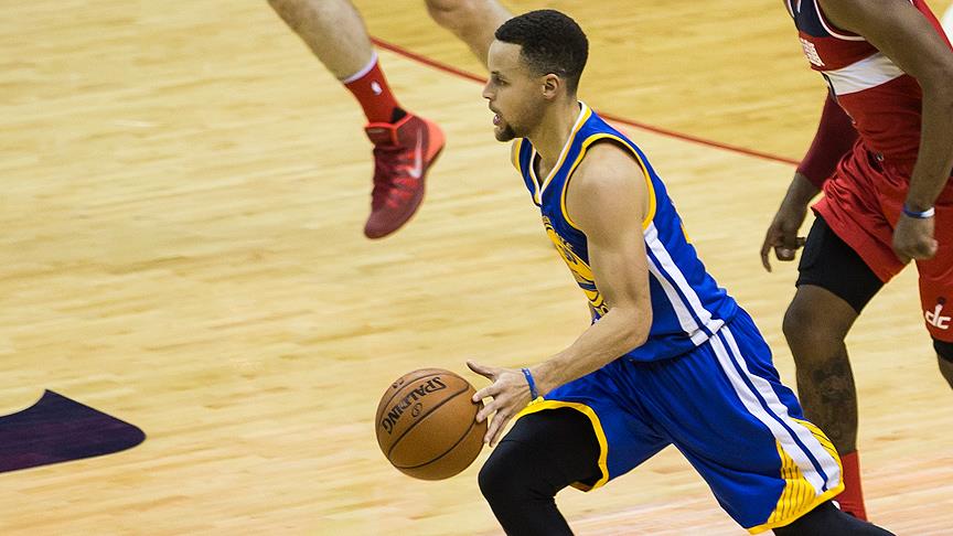 Curry'den Clippers'a üç çeyrekte 45 sayı